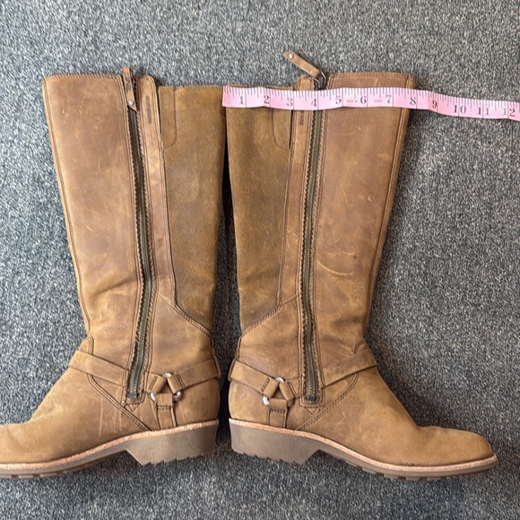 NWOT Teva boots size 6